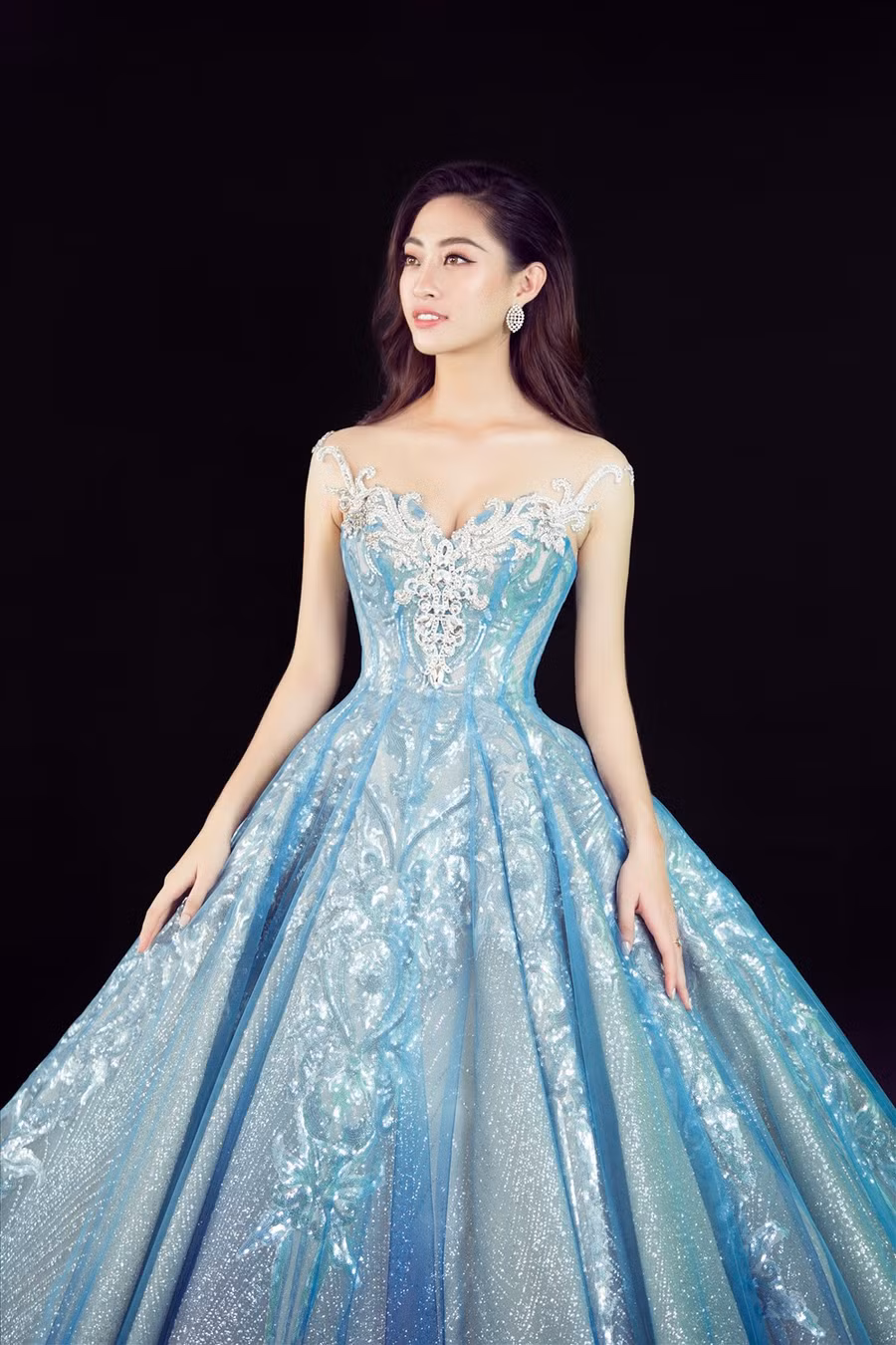 Trong bộ đầm công chúa màu xanh lộng lẫy, Lương Thùy Linh cất tiếng hát chất chứa đầy ước mơ khi đến với Miss World 2019. Ảnh: SV