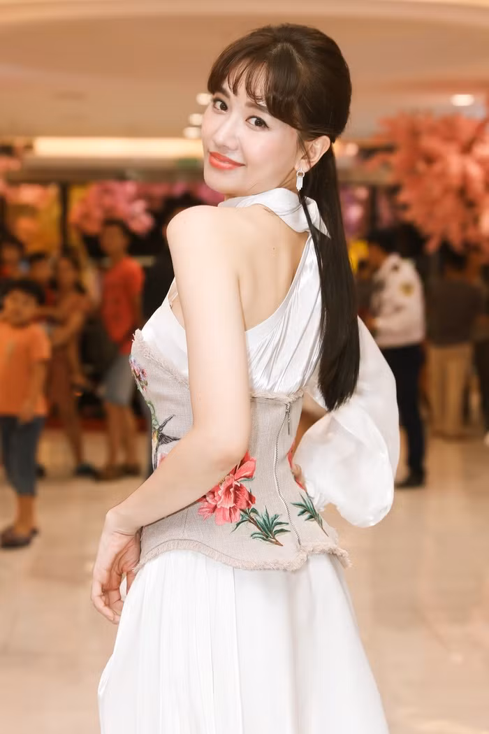 Ngắm Hari Won diện corset xinh đẹp, sang chảnh thế này, ai mà không ngẩn ngơ.