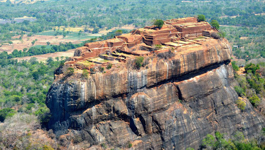 Vào thế kỷ 3 trước Công nguyên, cao nguyên đá Sigiriya được xây dựng thành tu viện. Đến thế kỷ 5 sau Công nguyên, đức vua Kasyapa quyết định biến nơi đây thành dinh thự hoàng gia. Sau khi nhà vua qua đời, nơi đây tiếp tục đóng vai trò là một tu viện cho tới khi bị bỏ hoang vào thế kỷ 14. Ảnh: Annees de pelerinage.  Vào thế kỷ 3 trước Công nguyên, cao nguyên đá Sigiriya được xây dựng thành tu viện. Đến thế kỷ 5 sau Công nguyên, đức vua Kasyapa quyết định biến nơi đây thành dinh thự hoàng gia. Sau khi nhà vua qua đời, nơi đây tiếp tục đóng vai trò là một tu viện cho tới khi bị bỏ hoang vào thế kỷ 14. Ảnh: Annees de pelerinage.
