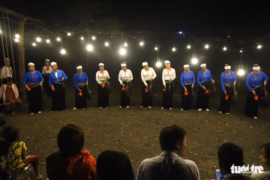  Sau một ngày dạo chơi, khám phá, tối đến bạn sẽ được hòa mình trong tiếng chiêng, điệu múa xòe truyền thống của các dân tộc trên những bãi đất ven hồ Hòa Bình - Ảnh: DANH TRỌNG