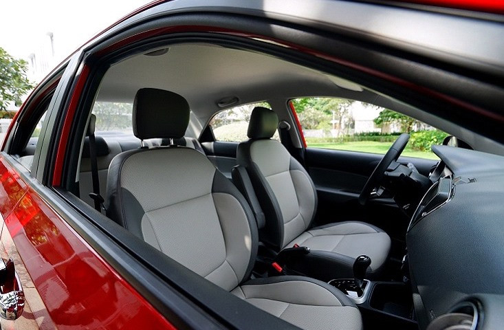 Hàng ghế sau có móc khóa trẻ em và gối tựa đầu êm ái tạo sự thoải mái, an toàn cho trẻ.