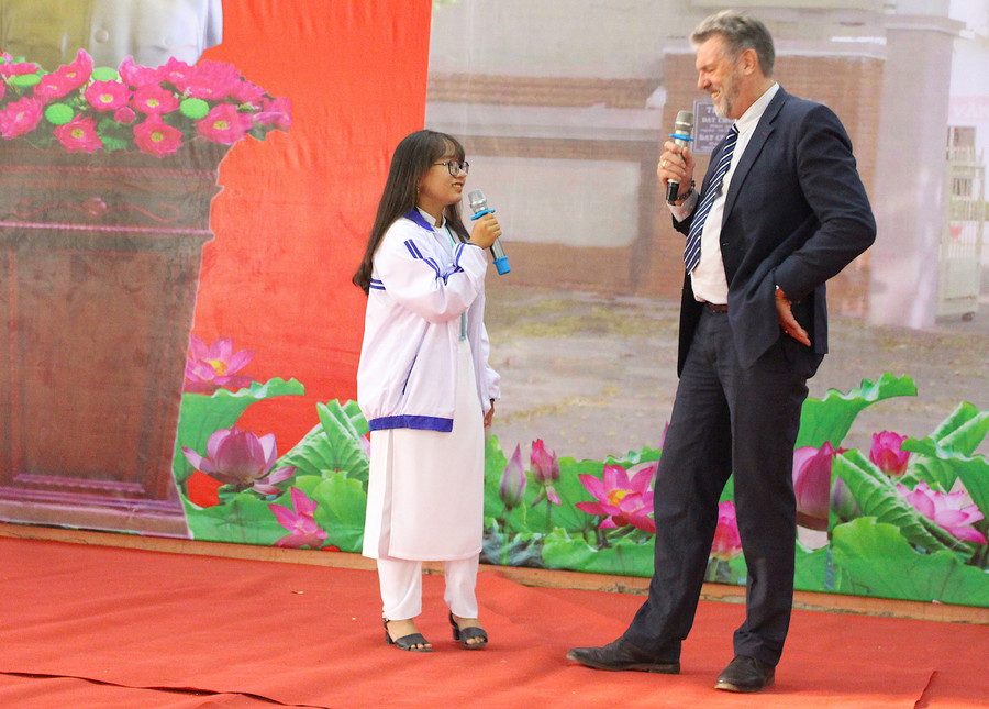 Học sinh giao lưu bằng Tiếng Anh với diễn giả David John Whitehead. Ảnh: Hồng Thi