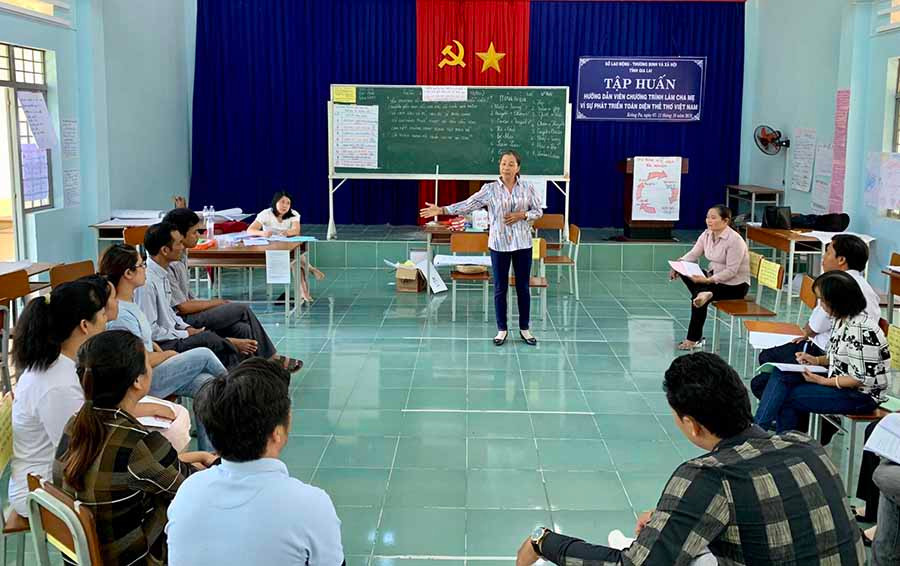  Tập huấn hướng dẫn viên chương trình “Làm cha mẹ không ai hoàn hảo” tại huyện Krông Pa. Ảnh: H.D