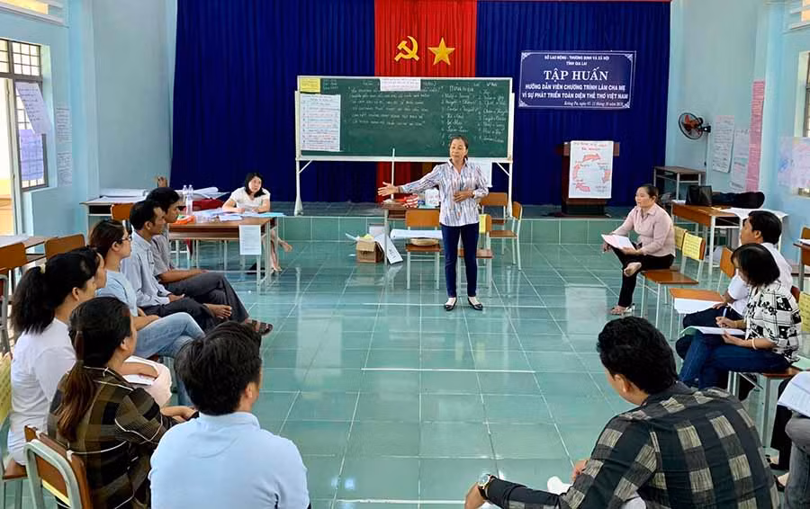  Tập huấn hướng dẫn viên chương trình “Làm cha mẹ không ai hoàn hảo” tại huyện Krông Pa. Ảnh: H.D
