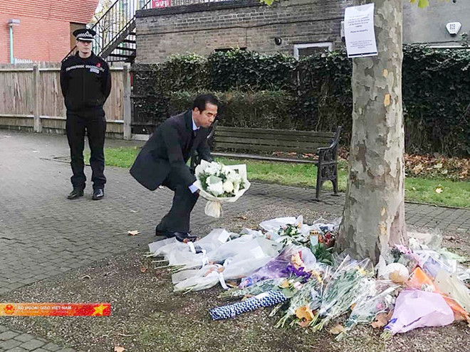 Thứ trưởng Ngoại giao VN Tô Anh Dũng đặt hoa tưởng niệm 39 nạn nhân tử vong tại hạt Essex ngày 5.11 - Ảnh: TTXVN