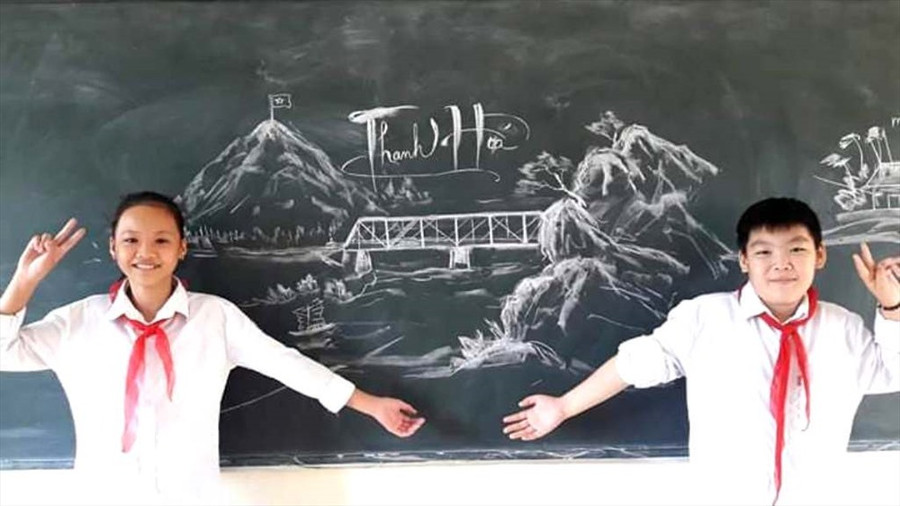 Những bức tranh của thầy Hùng khiến các trò thích thú. Ảnh: Đ.H 