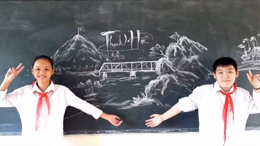 Những bức tranh của thầy Hùng khiến các trò thích thú. Ảnh: Đ.H 