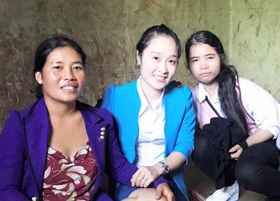  Chị Phạm Thị Thi-Phó Trưởng phòng tuyển dụng Công ty cổ phần Hợp tác Lao động quốc tế Vinaco (giữa) thăm gia đình chị H'Cha. Ảnh: Đ.Y