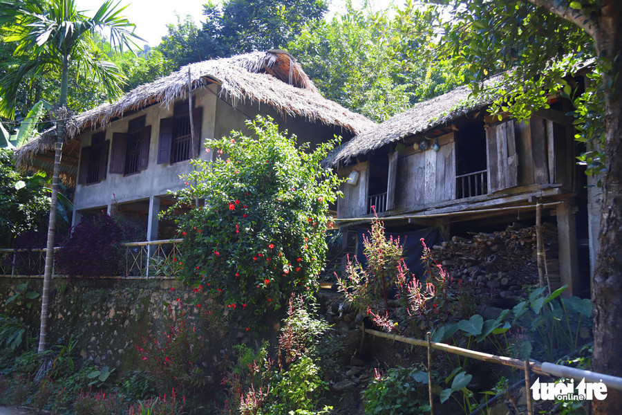 Những ngôi nhà sàn nằm cheo leo bên lưng đồi sẽ là địa điểm nghỉ ngơi rất bình yên - Ảnh: DANH TRỌNG