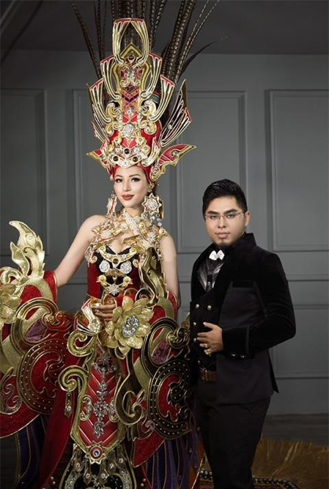 Trước đó, nhà thiết kế từng giúp Khả Trang chiến thắng tại phần thi trang phục dân tộc - Ảnh: NVCC Trước đó, nhà thiết kế từng giúp Khả Trang chiến thắng tại phần thi trang phục dân tộc - Ảnh: NVCC