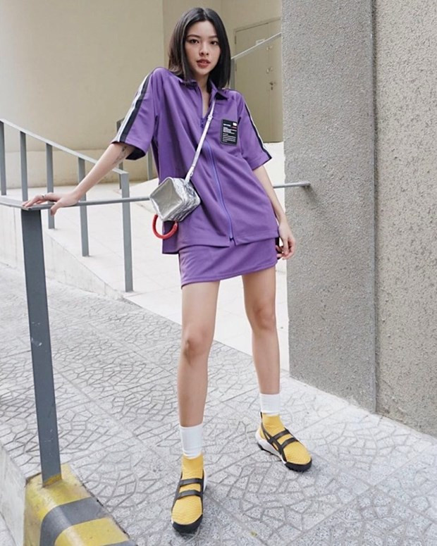 Sắc tím một lần nữa xuất hiện trên ''sàn diễn đường phố'' nhờ công Tú Hảo lăngxê. Quán quân The Face Việt Nam 2017 phối ăn ý áo khoác cộc tay với chân váy tiệp màu tím, nhấn nhá bằng đôi giày vàng và túi đeo ánh bạc.