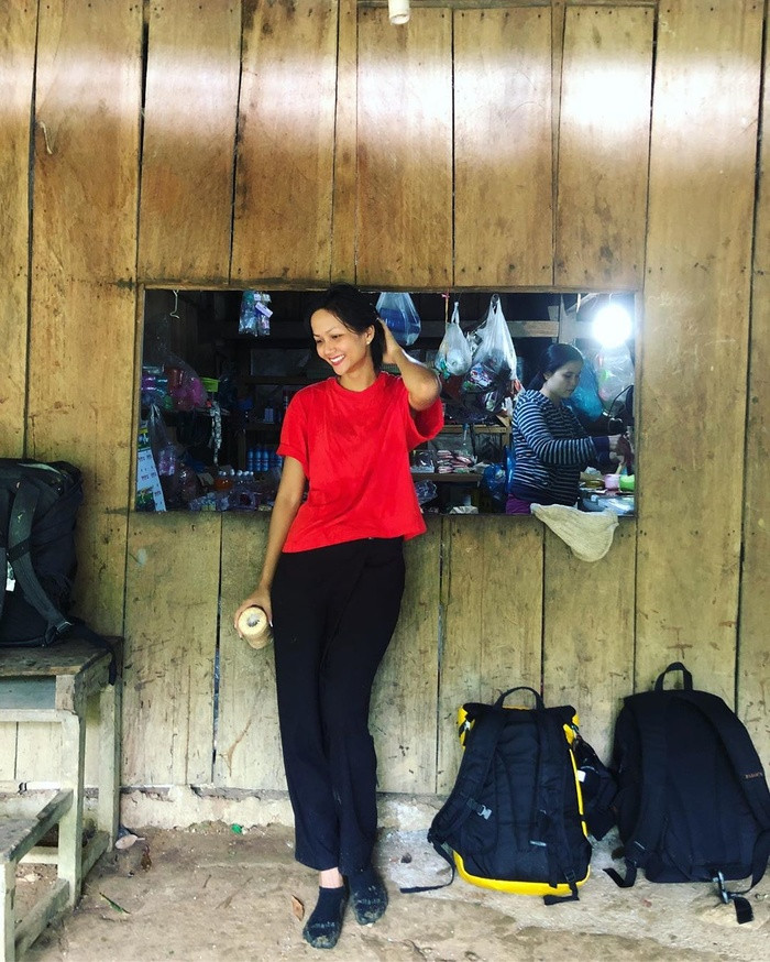  Rũ bỏ vẻ sang chảnh, nàng hậu trở về với đúng con người hồn hậu cùng bộ cánh đơn giản, kèm mặt mộc dung dị.