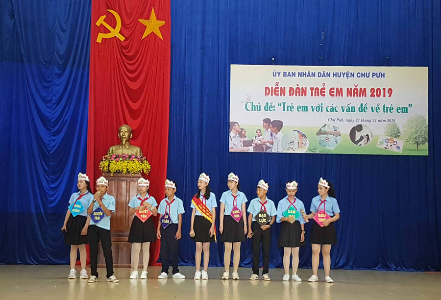 Các đội thi tham gia phần thi chào hỏi. Ảnh: Anh Thư