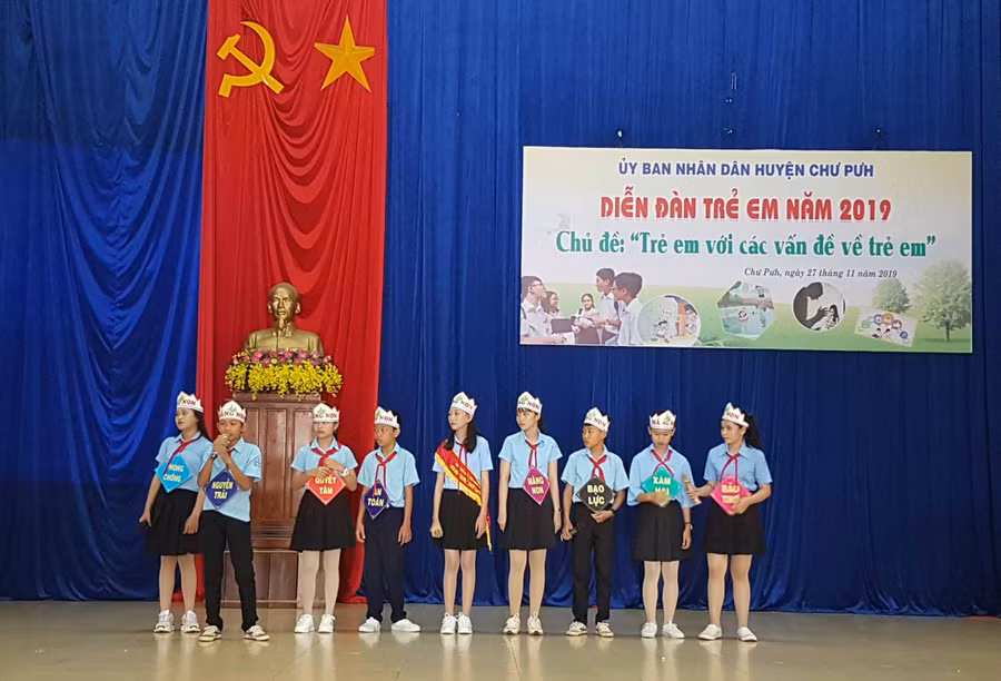 Các đội thi tham gia phần thi chào hỏi. Ảnh: Anh Thư