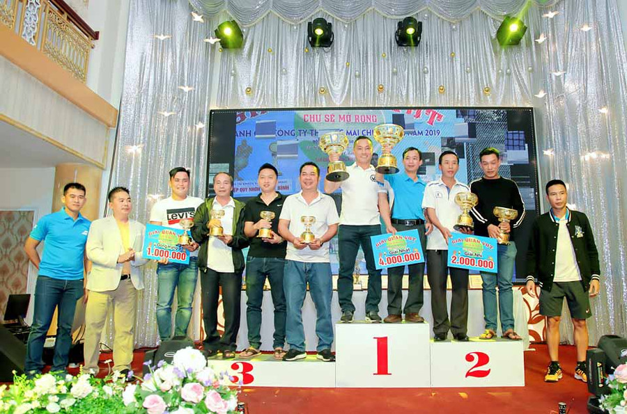 Các VĐV ở nội dung đôi nam trình 1.250 điểm trên bục nhận giải. Ảnh: Minh Vỹ