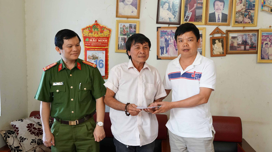 Đại diện Ban ATGT TP. Pleiku đã sẻ chia nỗi đau mất mát với các gia đình nạn nhân. Ảnh: Văn Ngọc Đại diện Ban ATGT TP. Pleiku đã sẻ chia nỗi đau mất mát với các gia đình nạn nhân. Ảnh: Văn Ngọc