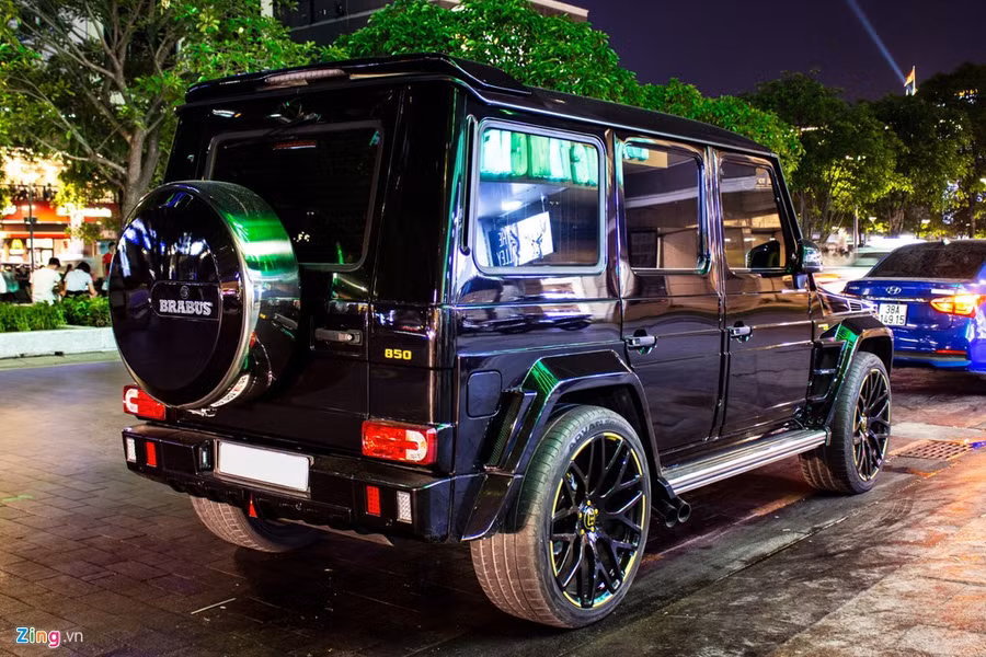 Mercedes-Benz G-Class đã xuất hiện tại Việt Nam từ hơn 10 năm về trước. Tuy nhiên, dòng xe này được các đại gia Việt quan tâm đặc biệt từ đời 2019 - đời xe đánh dấu thế hệ mới của 