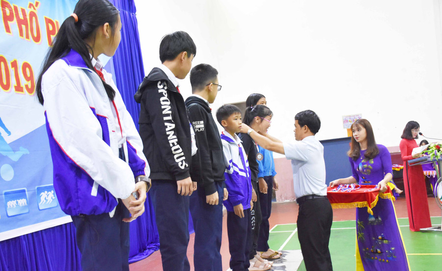 Ban tổ chức trao huy chương cho các vận động viên đạt thành tích cao. Ảnh: Hà Phương Ban tổ chức trao huy chương cho các vận động viên đạt thành tích cao. Ảnh: Hà Phương