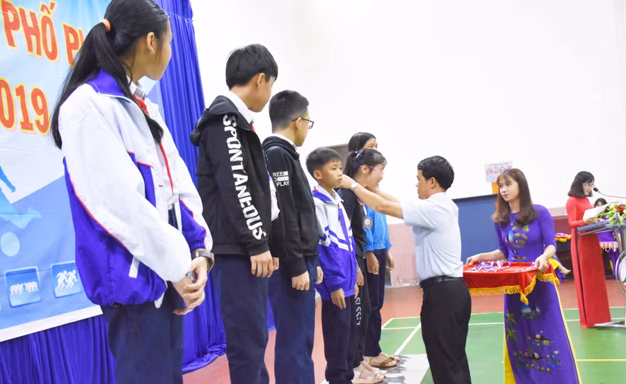 Ban tổ chức trao huy chương cho các vận động viên đạt thành tích cao. Ảnh: Hà Phương