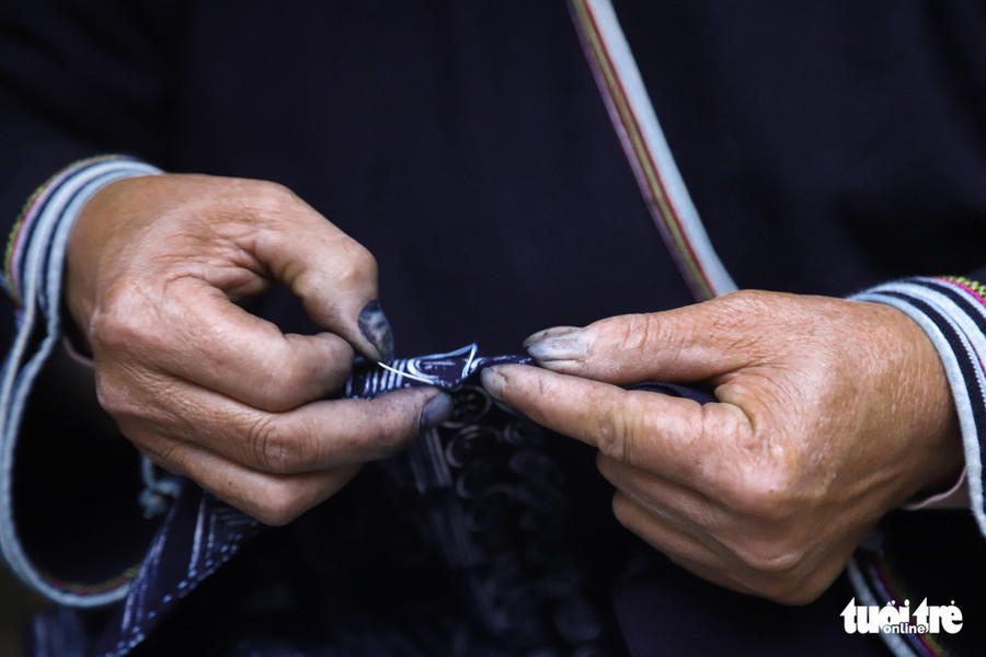 Bạn sẽ bị cuốn hút bởi bàn tay “vàng” khéo léo thêu hoa văn trên thổ cẩm rất độc đáo, công phu - Ảnh: DANH TRỌNG