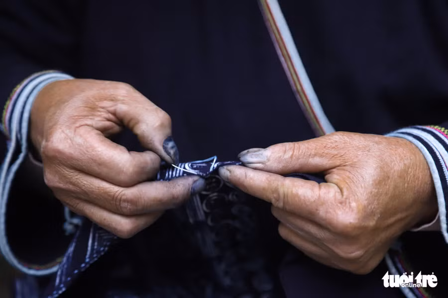 Bạn sẽ bị cuốn hút bởi bàn tay “vàng” khéo léo thêu hoa văn trên thổ cẩm rất độc đáo, công phu - Ảnh: DANH TRỌNG