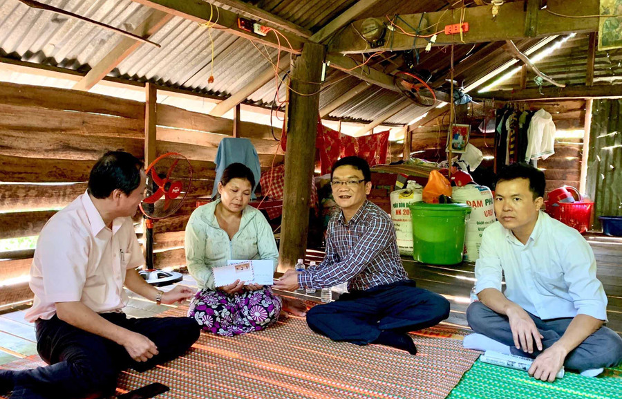 Đại diện Ban An toàn giao thông tỉnh và Ban An toàn giao thông huyện Ia Pa trao quà hỗ trợ cho người thân ông Nay Yom (thôn Bôn Biah B, xã Ia Tul). Ảnh: Lê Hoà