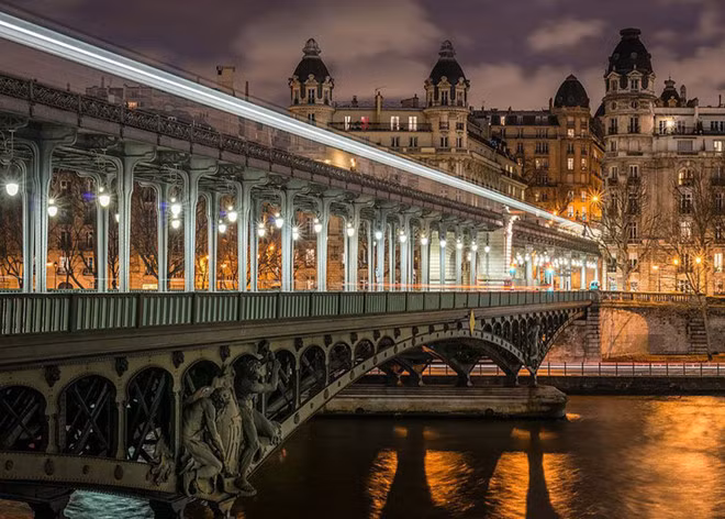 Cầu Bir Hakem lấp lánh dưới ánh đèn về đêm