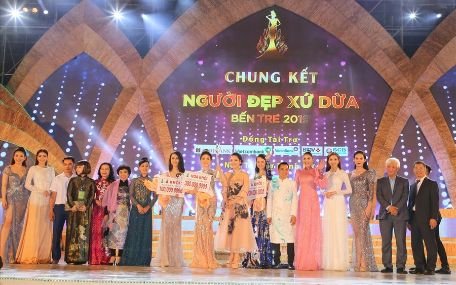 Các thí sinh đạt giải chụp ảnh lưu niệm với ban giám khảo và một số khách mời. Ảnh: H.Thơ.