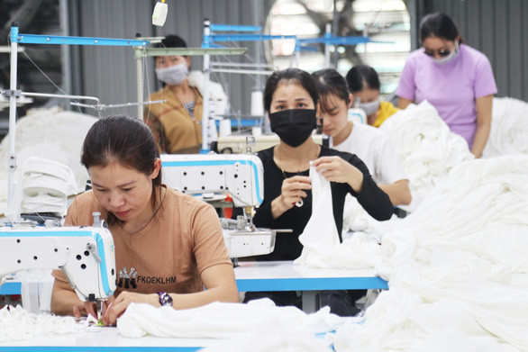 Những công nhân quê ở xã Đô Thành, huyện Yên Thành (Nghệ An) làm việc tại xưởng may trong xã mình - Ảnh: DOÃN HÒA Những công nhân quê ở xã Đô Thành, huyện Yên Thành (Nghệ An) làm việc tại xưởng may trong xã mình - Ảnh: DOÃN HÒA
