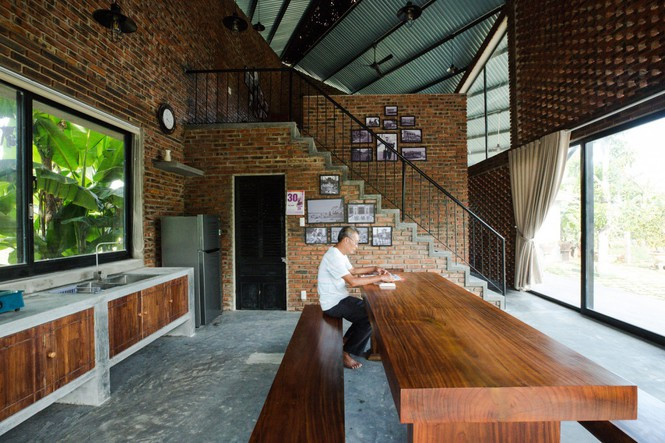  Khu vực tầng lửng được sử dụng làm phòng gia đình, đóng một vai trò quan trọng trong việc đưa tất cả gia đình lại gần nhau hơn. Vách ngăn của dự án này là sự kết hợp của tường gạch và cửa kính