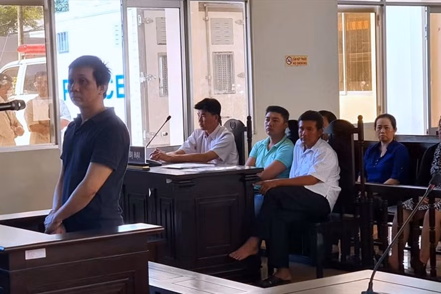 Nguyễn Việt Trung nhận bản án 12 năm tù. Ảnh Nhật Hồ