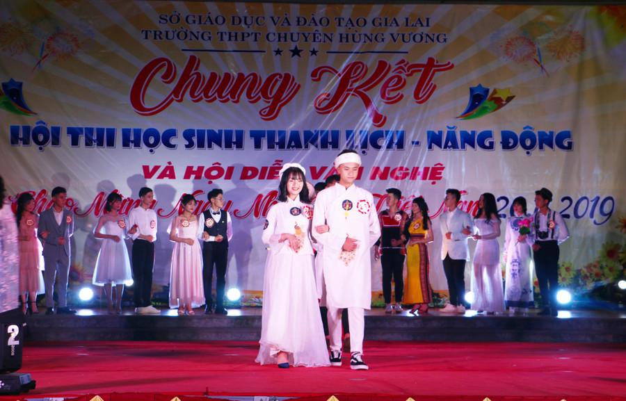 Các cặp thi sinh bước vào phần thi trang phục tự chọn. Ảnh: Q.T