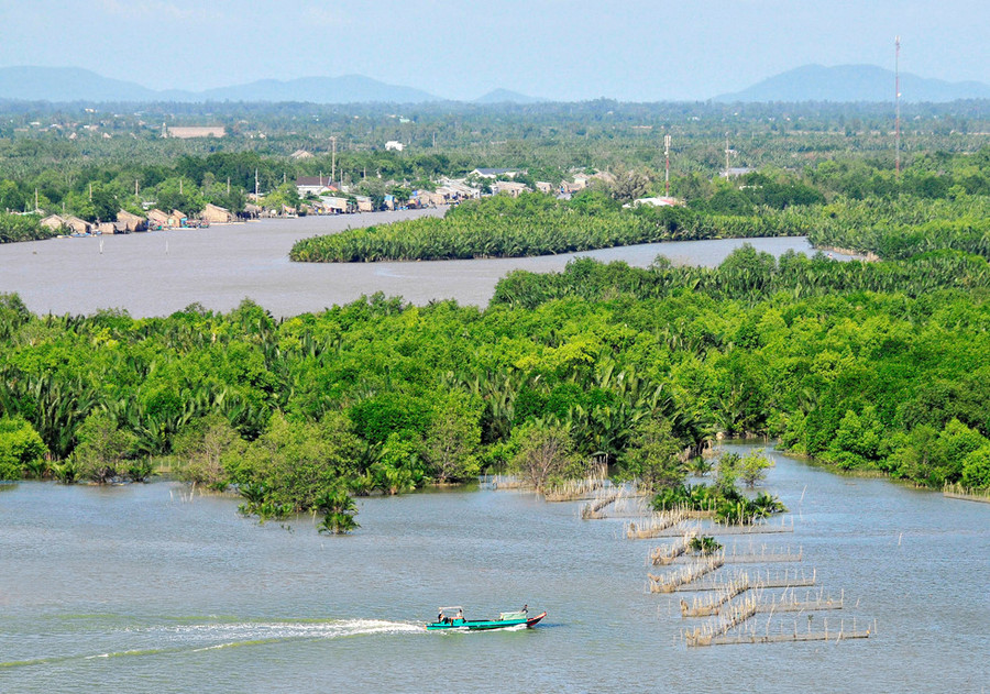 Đông Hồ là một đầm nước mặn, rộng khoảng 14 km2, nằm ở phía Đông thị xã Hà Tiên. Thắng cảnh thiên nhiên đẹp nổi tiếng của Hà Tiên đã đi vào thơ ca hàng trăm năm nay qua tác phẩm “Hà Tiên Thập Cảnh” của Mạc Thiên Tích, với tên gọi “Đông Hồ Ấn Nguyệt”.