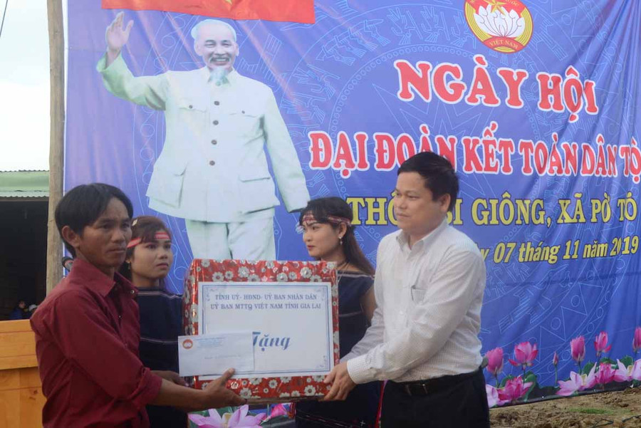 Trưởng Ban tổ chức Tỉnh ủy Nguyễn Văn Quân trăo tặng phần quà của Tỉnh cho cán bộ, nhân dân thôn Bi Giông. Ảnh: Đức Phương