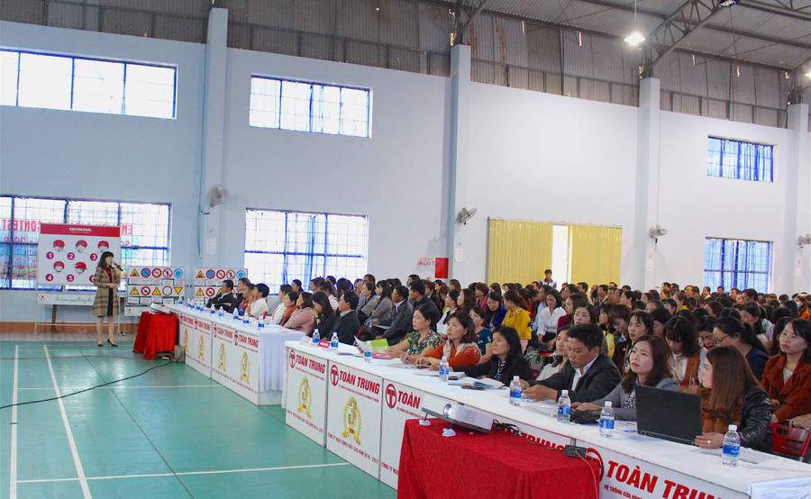 Báo cáo viên của Sở GD-ĐT giới thiệu chủ đề ATGT cho nụ cười trẻ thơ và tài liệu giảng dạy cho giáo viên. Ảnh: Mộc Trà