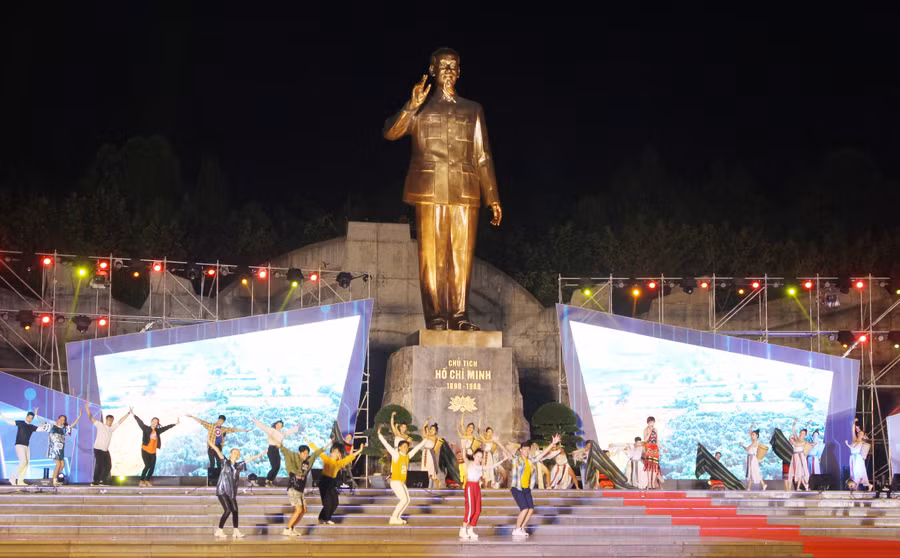 Các nghệ sĩ biểu diễn tại chương trình khai mạc tham gia buổi tổng duyệt. Ảnh: Thủy Bình