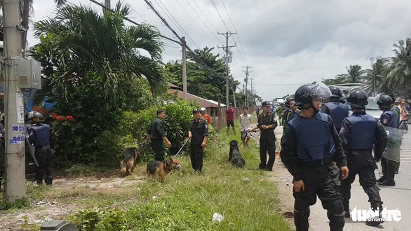 Sử dụng cả chó nghiệp vụ để truy tìm học viên trốn trại ngày 20-11 - Ảnh:HOÀI THƯƠNG Sử dụng cả chó nghiệp vụ để truy tìm học viên trốn trại ngày 20-11 - Ảnh:HOÀI THƯƠNG