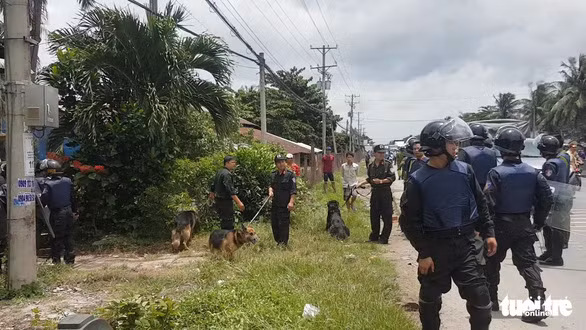 Sử dụng cả chó nghiệp vụ để truy tìm học viên trốn trại ngày 20-11 - Ảnh:HOÀI THƯƠNG