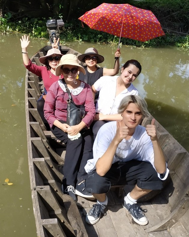  Ngoài đi bộ và xe đạp, du khách có thể di chuyển bằng ghe theo dòng kênh để luồn lách khắp cồn. Dọc kênh là các vườn cây trái, đôi chỗ có chiếc cầu khỉ bắc ngang. Ảnh: H.Thơ.