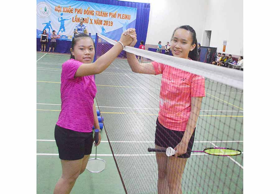  Tay vợt Trương Mỹ Duyên (trái) của Trường THCS Phạm Hồng Thái. Ảnh: M.V