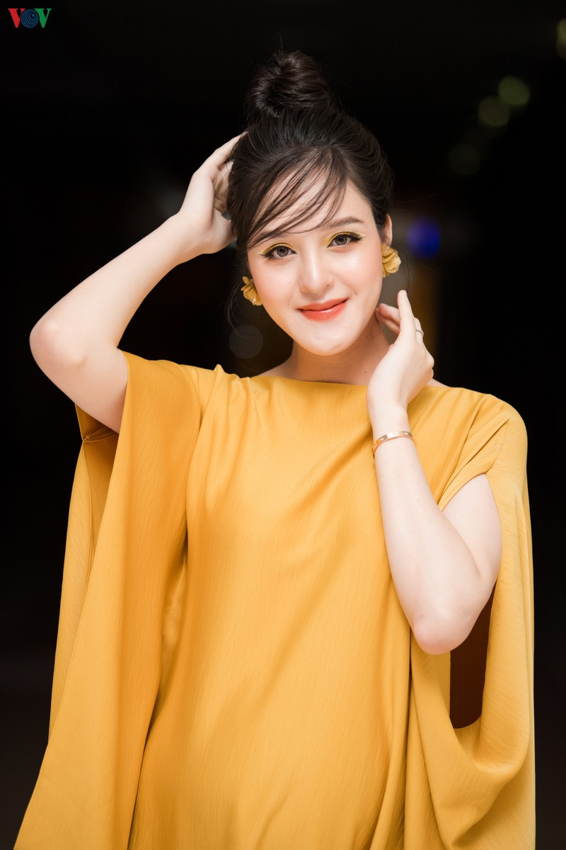 Mặc dù đang mang bầu nhưng Hoàng Anh vẫn rạng rỡ và dành thời gian đi dự sự kiện.