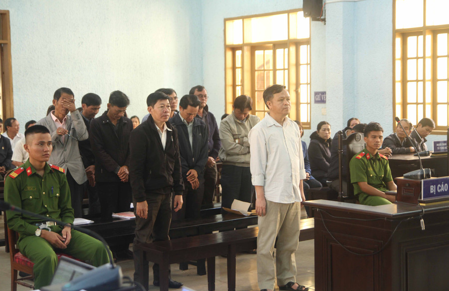 12 bị cáo tại phiên tòa xét xử. Ảnh: Văn Ngọc