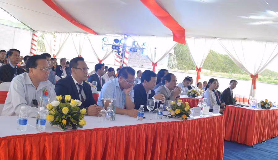 Các đại biểu dự lễ động thổ. Ảnh: Anh Huy