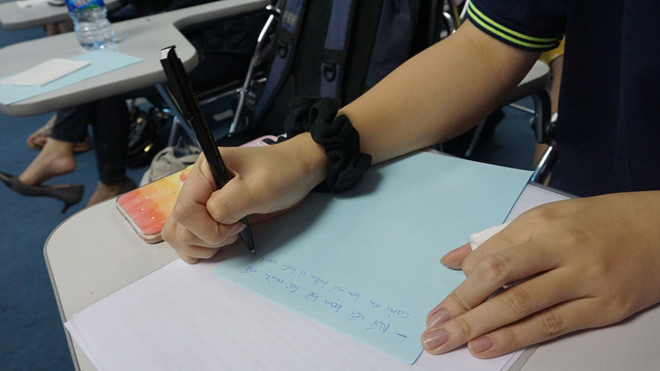 Các chuyên gia khuyên người trẻ khi có cảm xúc tiêu cực hãy viết ra trên giấy rồi vứt bỏ - Ảnh: Nữ Vương