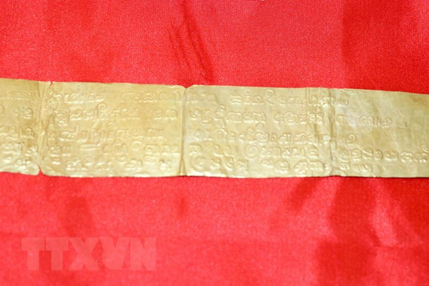 Một mảnh vàng trong bộ sưu tập có khắc dòng chữ bằng tiếng Phạn cổ. (Ảnh: Bùi Giang/TTXVN) Một mảnh vàng trong bộ sưu tập có khắc dòng chữ bằng tiếng Phạn cổ. (Ảnh: Bùi Giang/TTXVN)