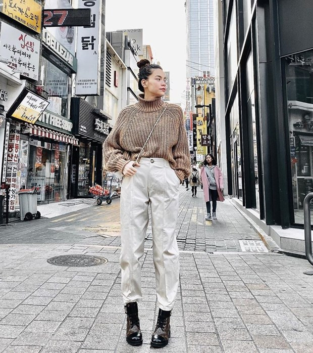  Không hổ là trendsetter, Hồ Ngọc Hà đã kịp lăng xê áo len cổ lọ ngay trong ngày đầu đông. Tận hưởng tiết trời lạnh giá ở Hàn Quốc, mỹ nhân Vbiz chọn thiết kế len thừng có tay bồng. Hồ Ngọc Hà mix áo màu càphê với quần cạp cao trắng, mang boots Louis Vuitton sành điệu.