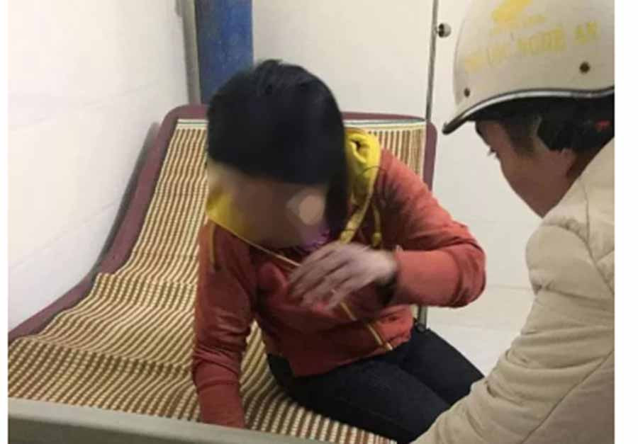 Bà M. bị thương được người dân đưa tới bệnh viện cấp cứu