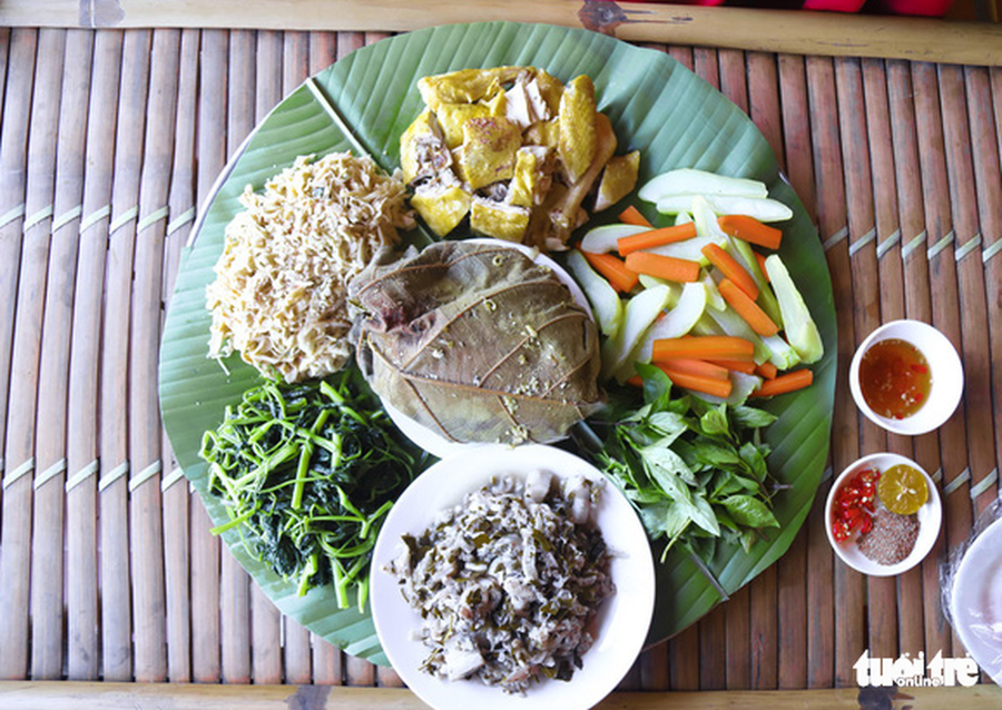  Mâm cỗ lá của người Mường xóm Đá Bia, xã Tiền Phong (Đà Bắc) được làm từ những sản vật địa phương - Ảnh: DANH TRỌNG