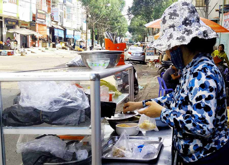 Một điểm kinh doanh thức ăn đường phố trên địa bàn TP. Pleiku. Ảnh: N.N Một điểm kinh doanh thức ăn đường phố trên địa bàn TP. Pleiku. Ảnh: N.N
