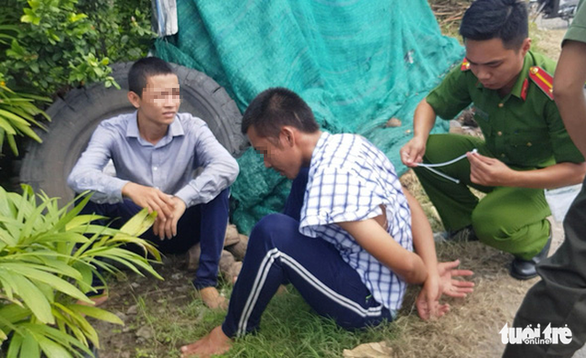 Hai học viên cai nghiện bỏ trốn ra quốc lộ 1A bị cảnh sát bắt giữ - Ảnh: HOÀI THƯƠNG Hai học viên cai nghiện bỏ trốn ra quốc lộ 1A bị cảnh sát bắt giữ - Ảnh: HOÀI THƯƠNG